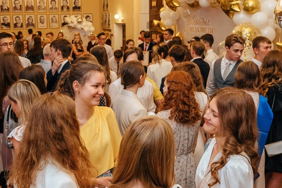 Выпускников-отличников собрали для поздравлений в Тверском театре драмы.