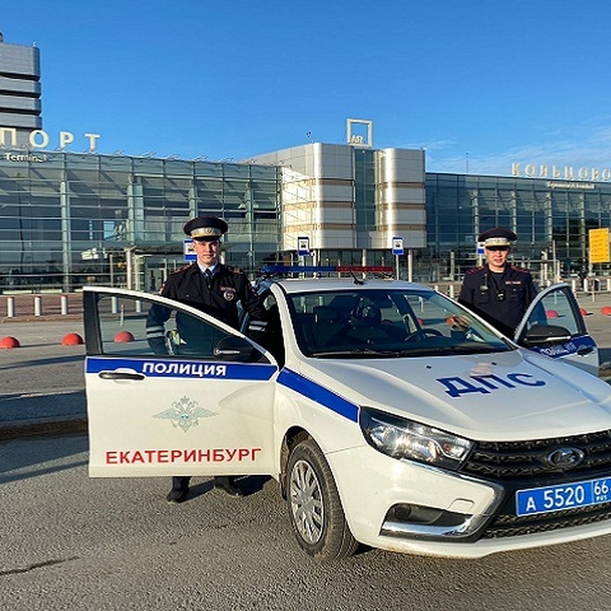 В Екатеринбурге инспекторы ДПС помогли доставить беременную женщину до  больницы - KP.RU