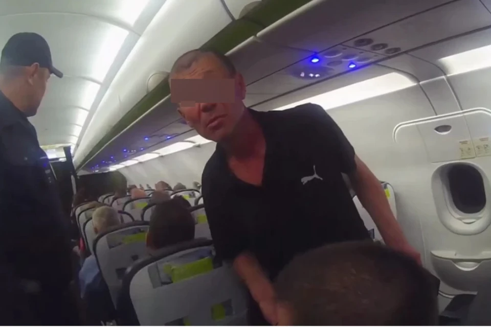 Пьяный пассажир из Бурятии устроил скандал на рейсе Новосибирск-Магадан. Фото: МВД России