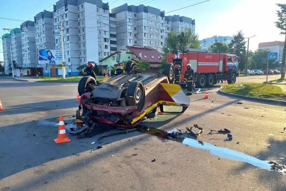 В Бобруйске перевернулась машина такси. Фото: "Вечерний Бобруйск"