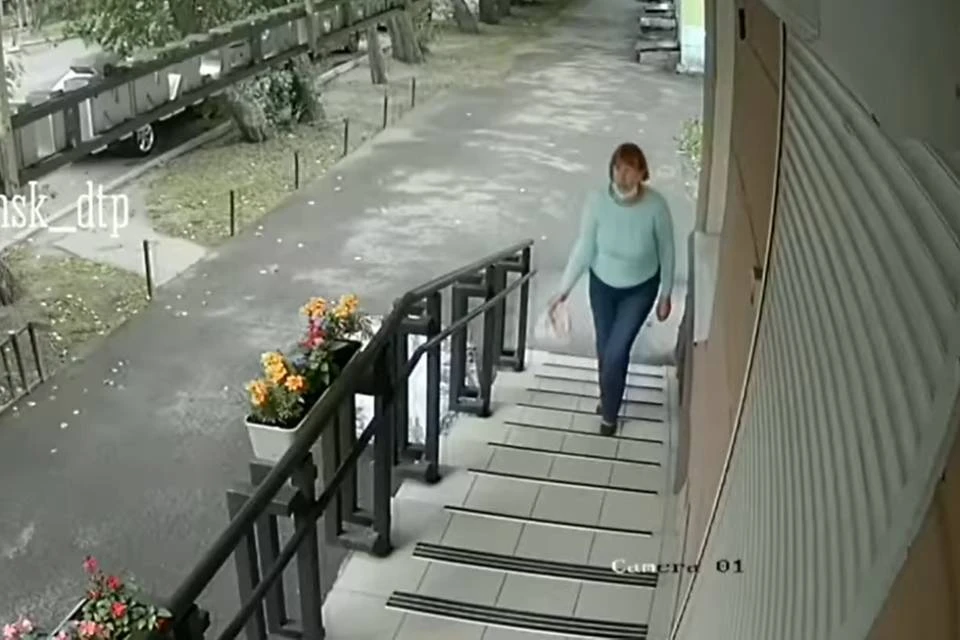 Северянка не учла, что каждый ее шаг записывает камера видеонаблюдения. Фото: скриншот видео/vk.com/murmansk_dtp