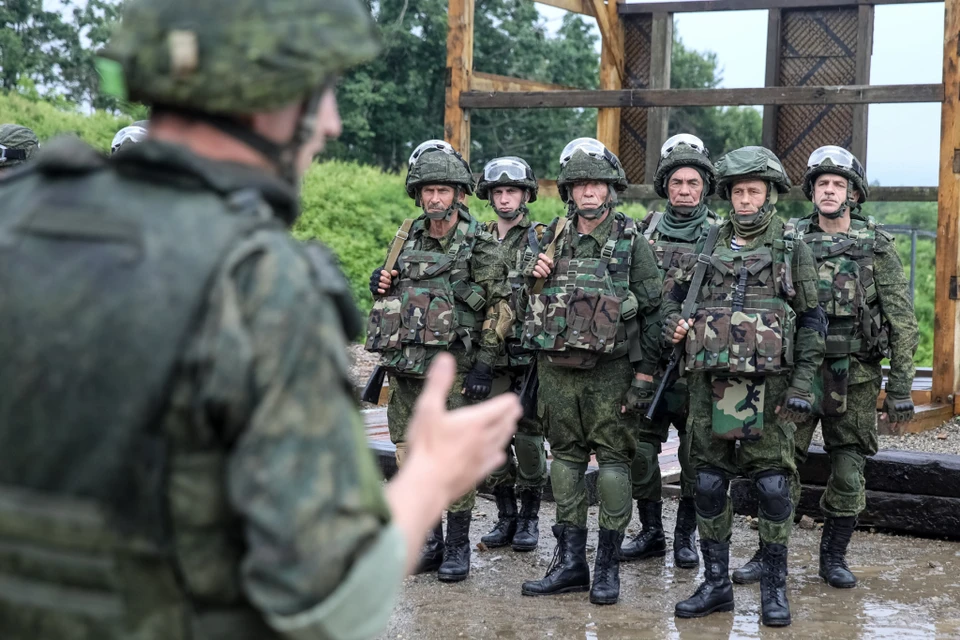 На полигоне пехотинцы отработали навыки стрельбы из автомата с правого и с левого плеча.