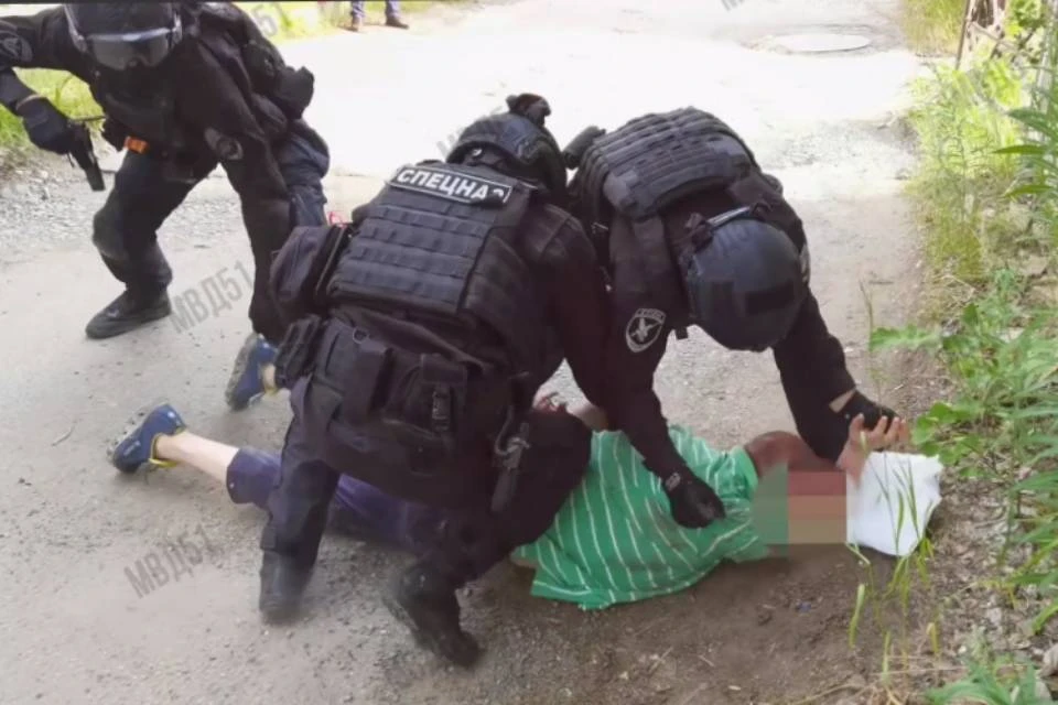 Мужчину задержали на улице. Фото: скриншот видео УМВД по Мурманской области