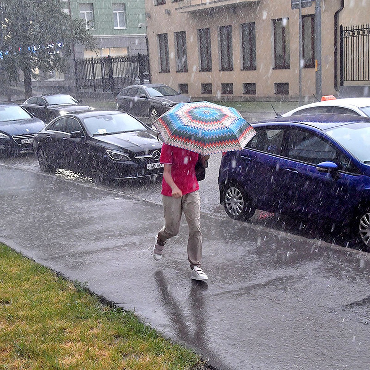 Деревья падают прямо на людей, а фасады - на машины: На Москву обрушился  ураган с градом - KP.RU