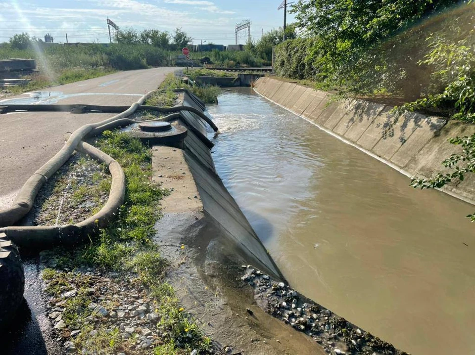С затопленных районов откачивают воду
