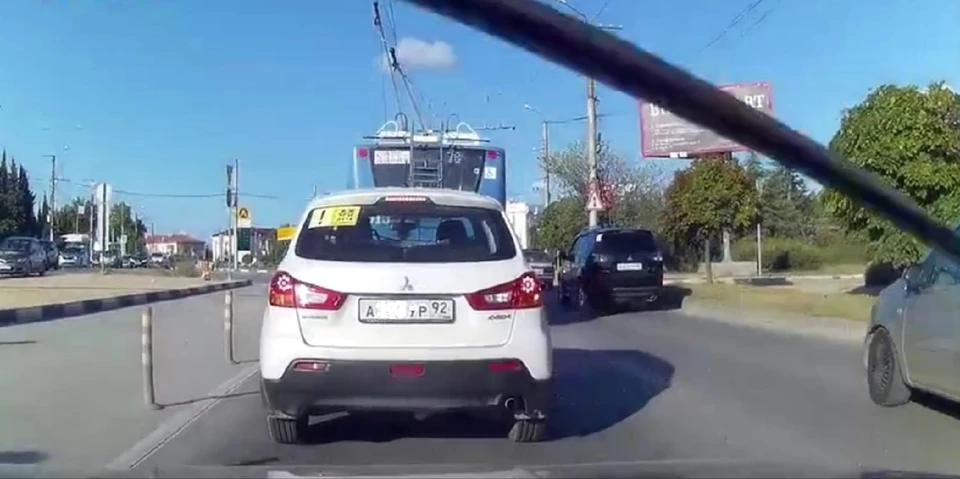 Провод поцарапал крышу авто. Фото: скрин видео Родион Власов/Автопартнер Крым Севастополь ДТП/VK