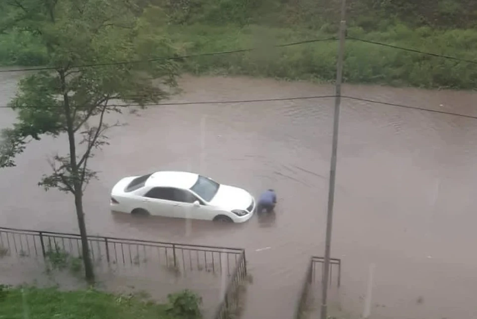 Дальневосточная столица во время непогоды в конце июня. Фото: WhatsApp-группа dpskontrol_125rus