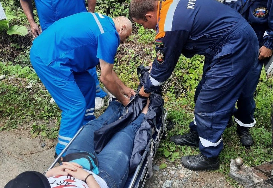 Спасатели наложили на травмированную ногу вакуумную шину Фото: пресс-служба «Кубань-СПАС»