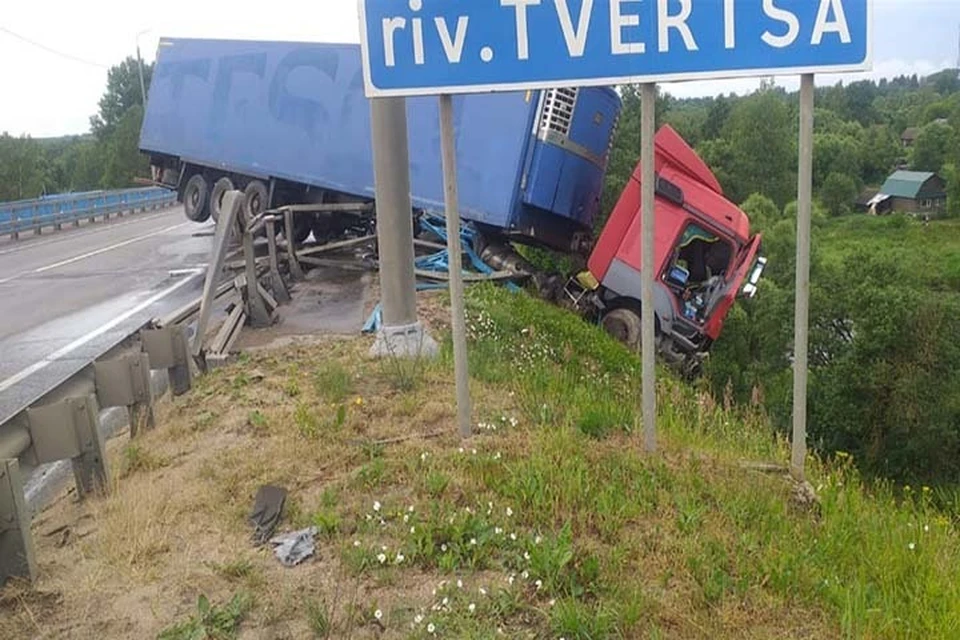 Фура повисла на ограждении моста на трассе в Тверской области Фото: vk.com/podslyshano_y_voditelei69/Сергей Яковлев