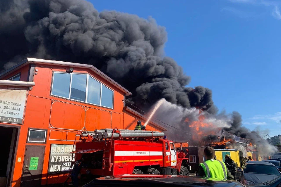 Пожар продолжают тушить. Фото: МЧС Мурманской области