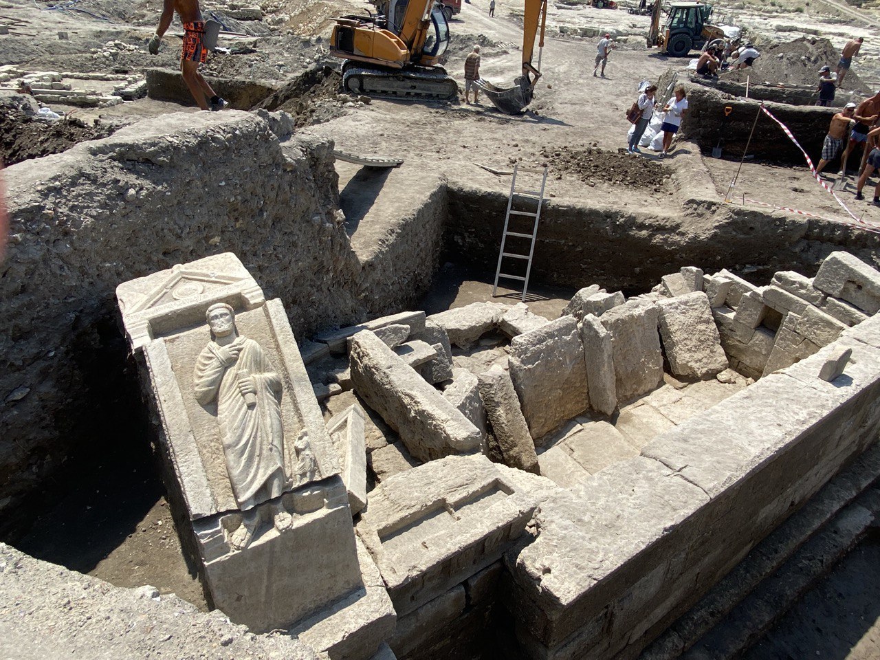 Обнаружили археологи в 1954 году во время раскопок под стеной средневекового храма в херсонесе