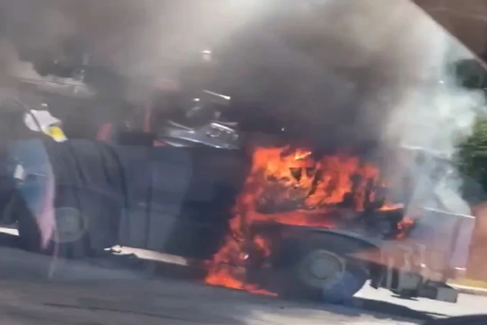 Горит автокран. Горит автокран. Автокраны горящий. Горящие города. Пожар автокрана.