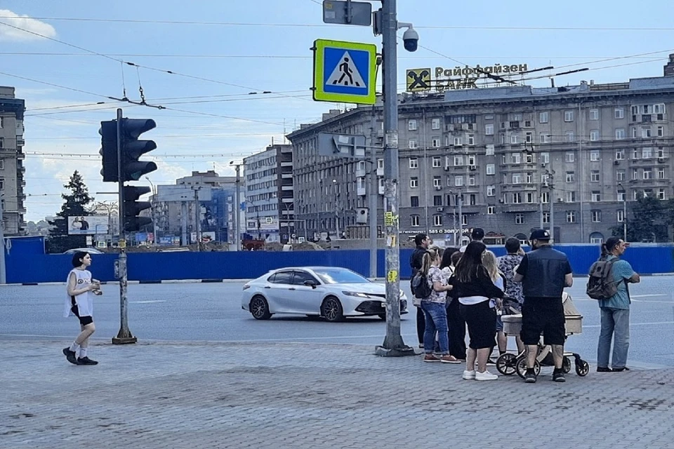 В Новосибирске на площадь Калинина завезли землю для основания стелы.