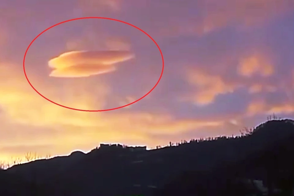 Снятое облако, словно замерло над сочинскими вершинами. Фото: кадр из видео.