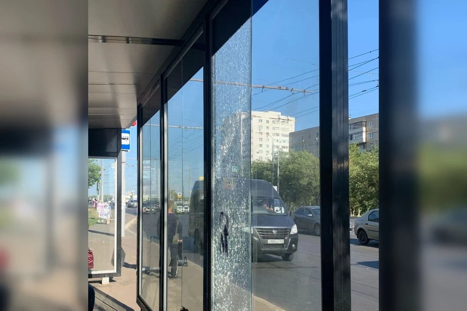 На павильонах разбиты стекла и испорчены всевозможными граффити. Фото: t.me/press_sluzhba56