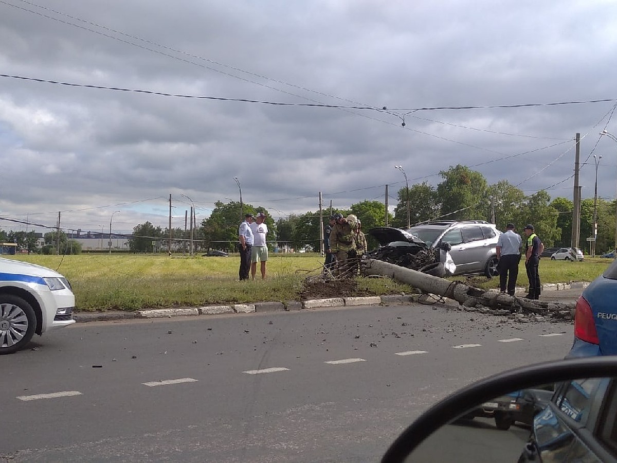 Водитель на «Субару» уронил столб на кольцевой развязке в Тольятти - KP.RU