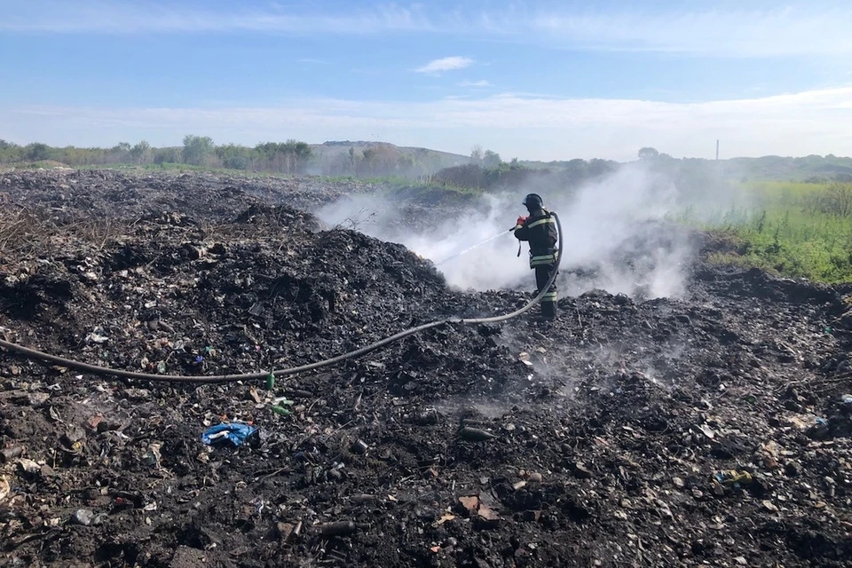 Полностью задымление планируют ликвидировать за пару суток. Фото: ГУ МЧС России по НСО