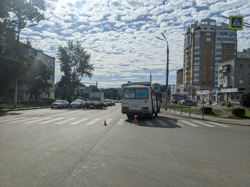 Мужчина оказался под колесами "ПАЗа"