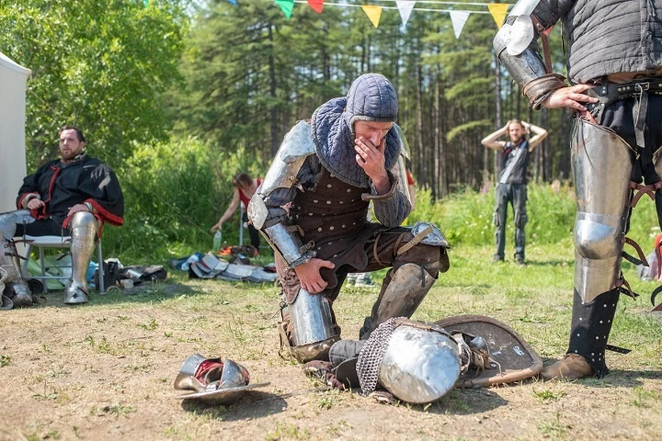 Самым главным и зрелищным событием традиционно стали рыцарские поединки на мечах и копьях. Фото: https://t.me/magadanmedia