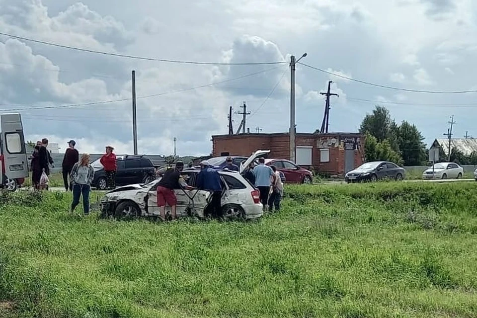 В Новосибирске перевернулся автомобиль с пятью людьми внутри. Фото: АСТ-54