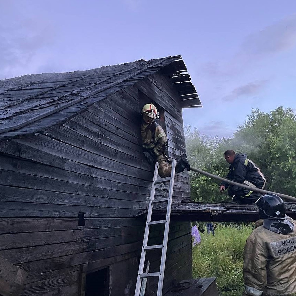 В Южно-Сахалинске горел старый деревянный дом - KP.RU