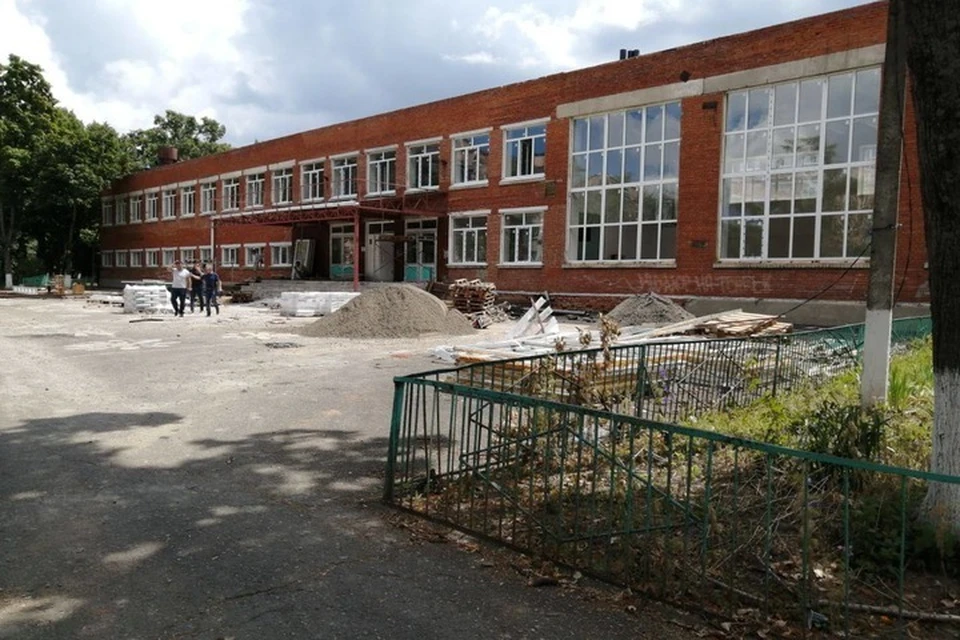 Власти республиканской столицы посетили лицей №19, гимназию № 22 и и образовательный центр №18 хутора Гавердовского. Фото: пресс-служба администрации Майкопа