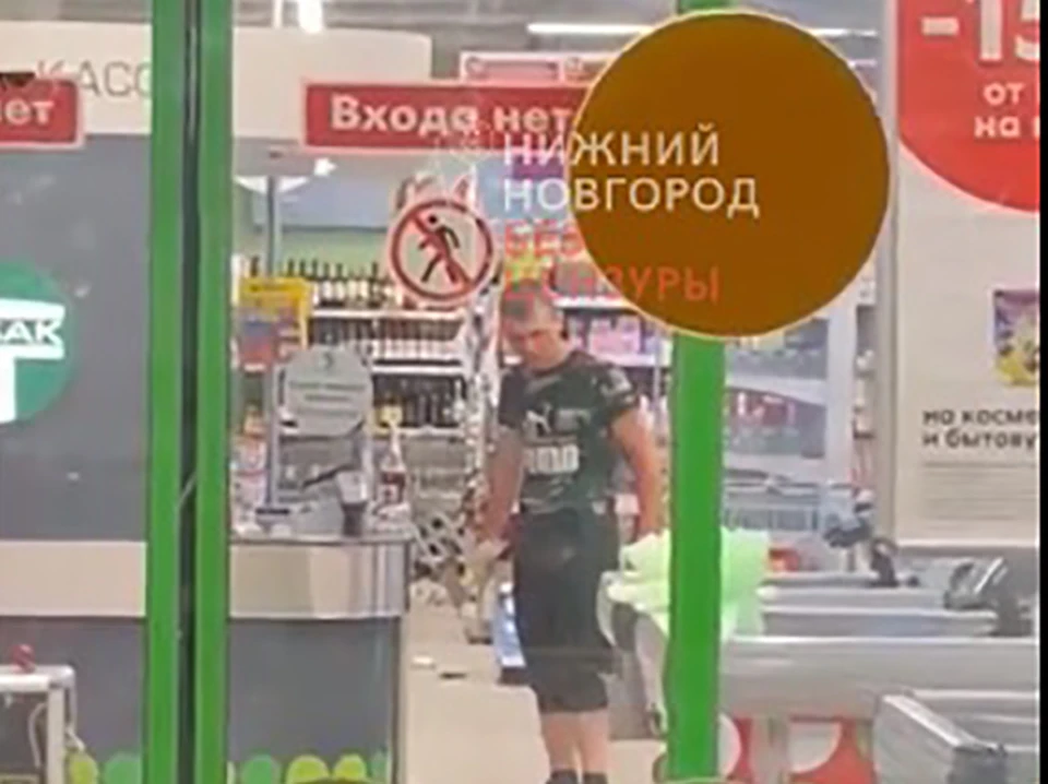 На Бору задержали хулигана, напавшего с топором на магазин. ФОТО: "Нижний Новгород. Без цензуры"