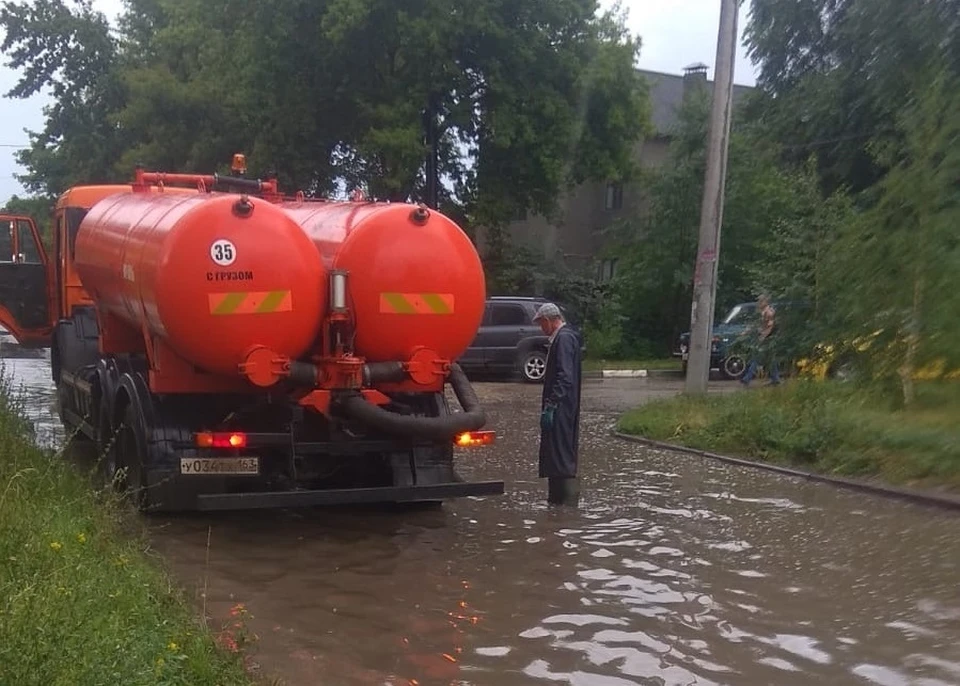 На дорогах, где нет ливневок, воду откачивают с помощью илососа / Фото: администрация Самары