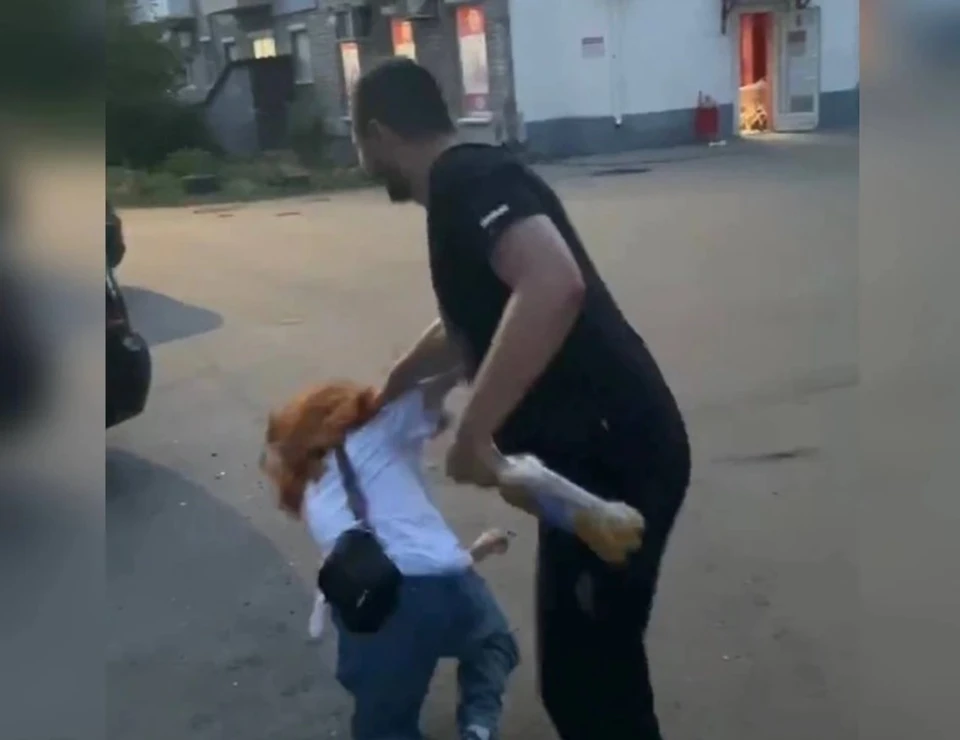 Издевательства над подростком пьяные фанаты снимали на видео.
