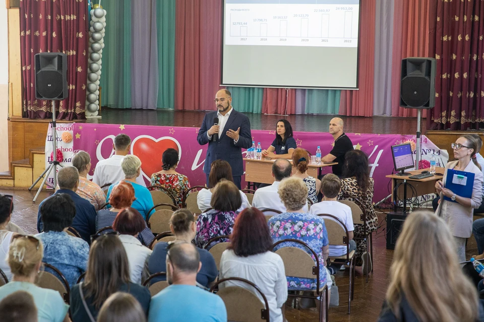 Это уже не первая встреча мэра с жителями Владивостока. Фото: Анастасия КОТЛЯРОВА