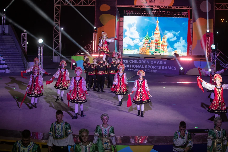 Детей встретили концертом. Фото: пресс-служба мэрии Владивостока, Анастасия КОТЛЯРОВА