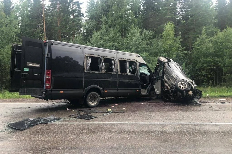 На трассе Красноярск – Енисейск в аварии с микроавтобусом погибли два человека. Фото: МВД