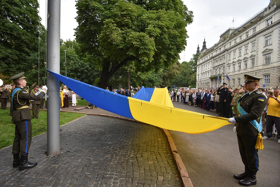 Год назад, прямо во время парада в честь 30-летия Незалежности, президент Украины объявил, что учредил новый праздник - День украинской государственности.