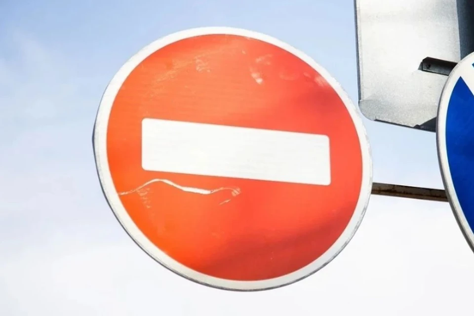 Знаки «Движение запрещено» начали устанавливать в Мочище.