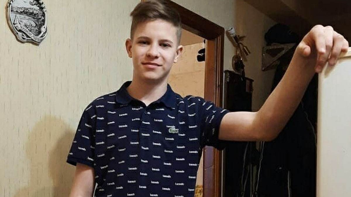 «Молитесь, мы сделали все, что могли»: 13-летний подросток, которому  размозжило голову футбольными воротами, выписался из больницы и учится жить  заново - KP.RU