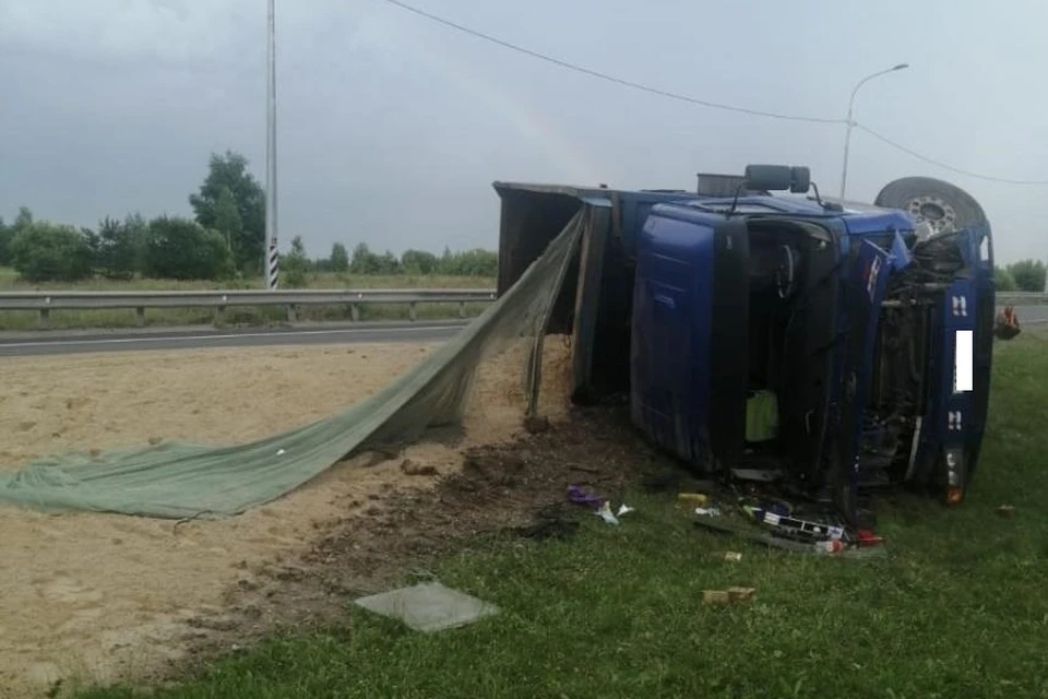 На дороге М5 в Спасском районе грузовик врезался в Renault и опрокинулся на бок.