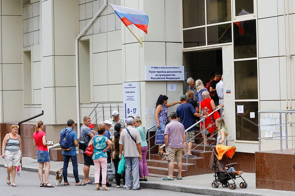 Жители Херсона стоят в очереди, чтобы получить российское гражданство.