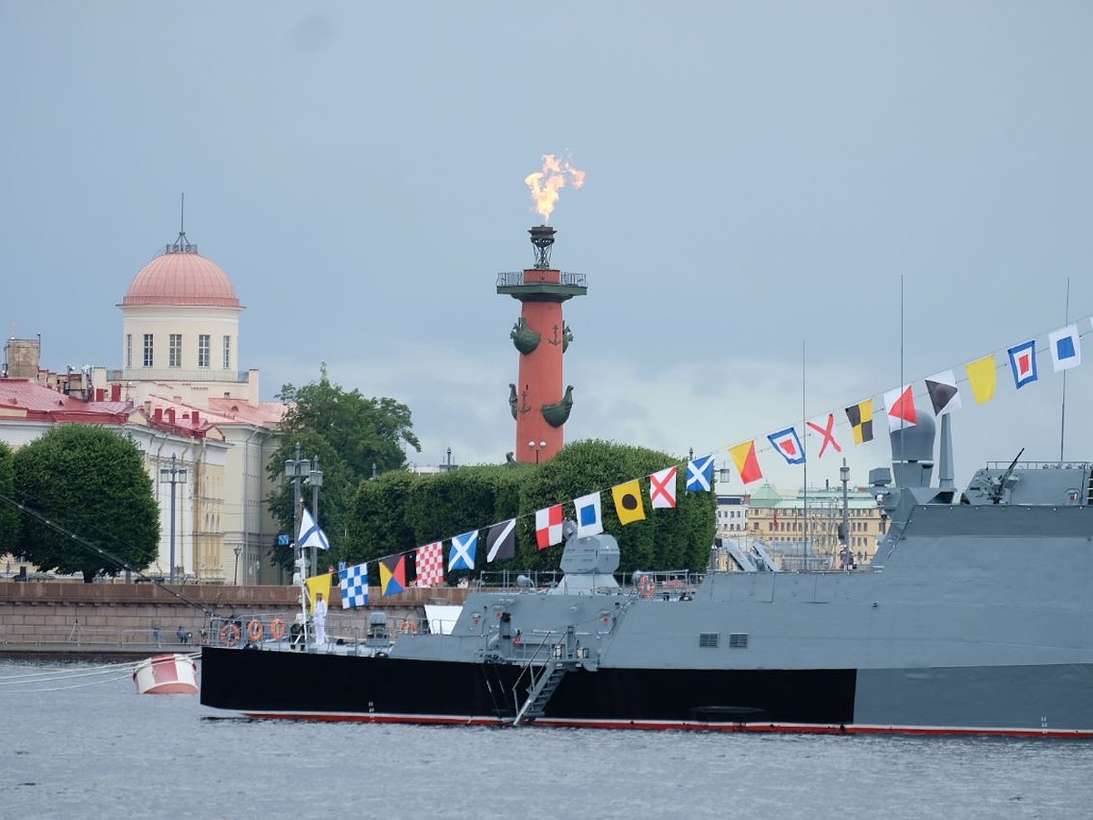 Толпы людей на набережной, корабли на низком старте и Путин на вертолете: В  Петербурге начался военно-морской парад - KP.RU