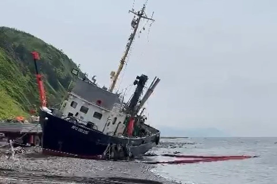 У берега Сахалина мощный шторм выбросил рыболовецкое судно на сушу. Скан видео телеграмм-канала «ЧП Сахалин»