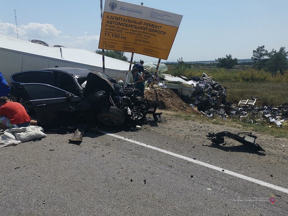 В Волгоградской области в жуткой аварии с фурой и двумя иномарками погибли  3 человека - KP.RU