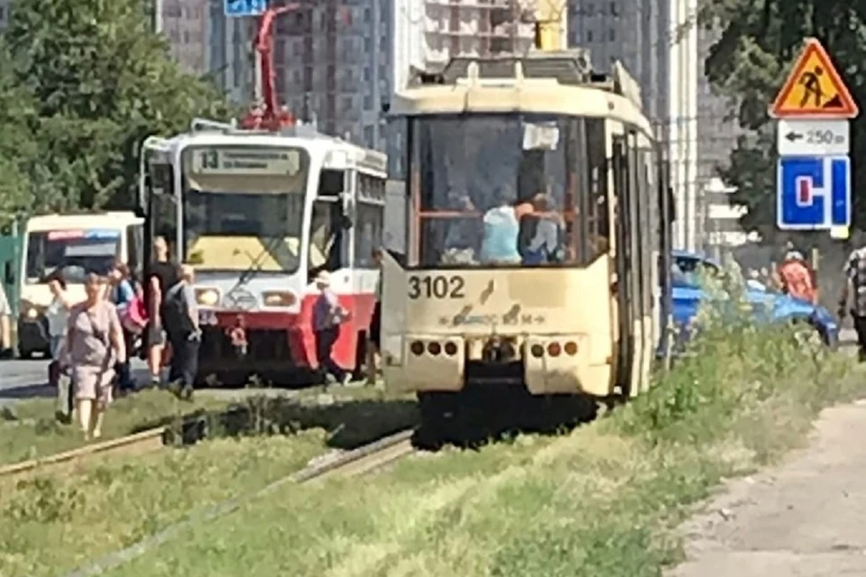 В Новосибирске «БМВ» бросил вызов легендарному трамваю № 13. Фото: "АСТ-54".