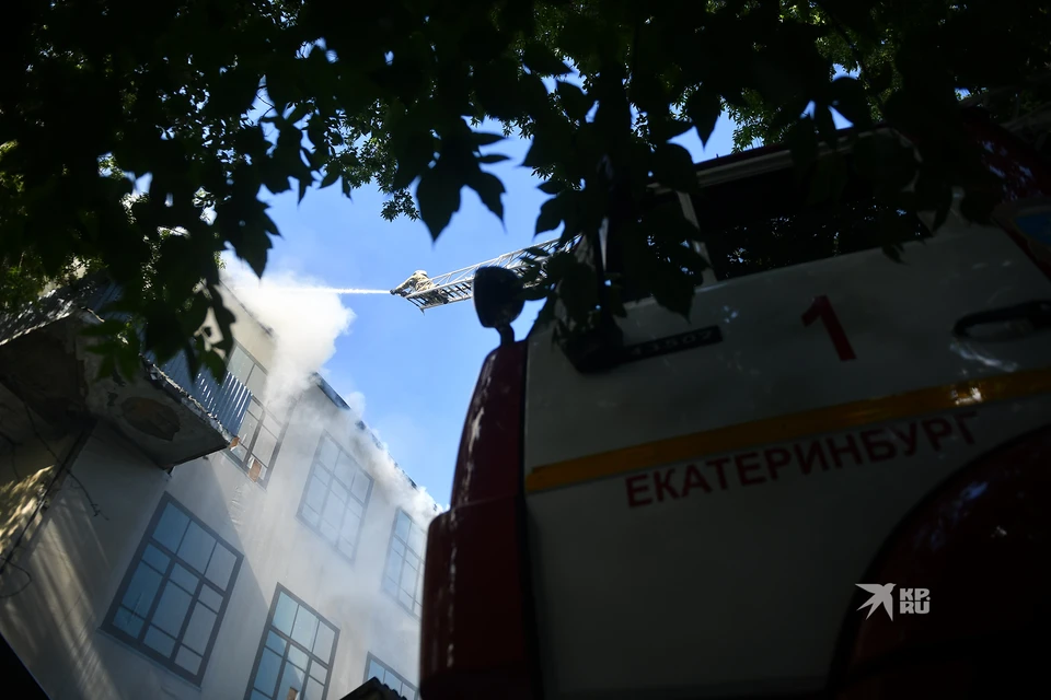 Пожар тушат 18 сотрудников МЧС