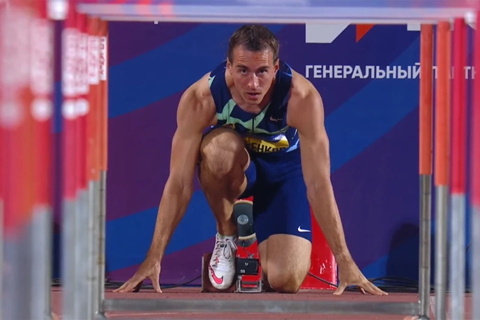Сергей Шубенков пробежал в финале ЧР за 13.38 секунды. Скриншот трансляции RUSAF TV