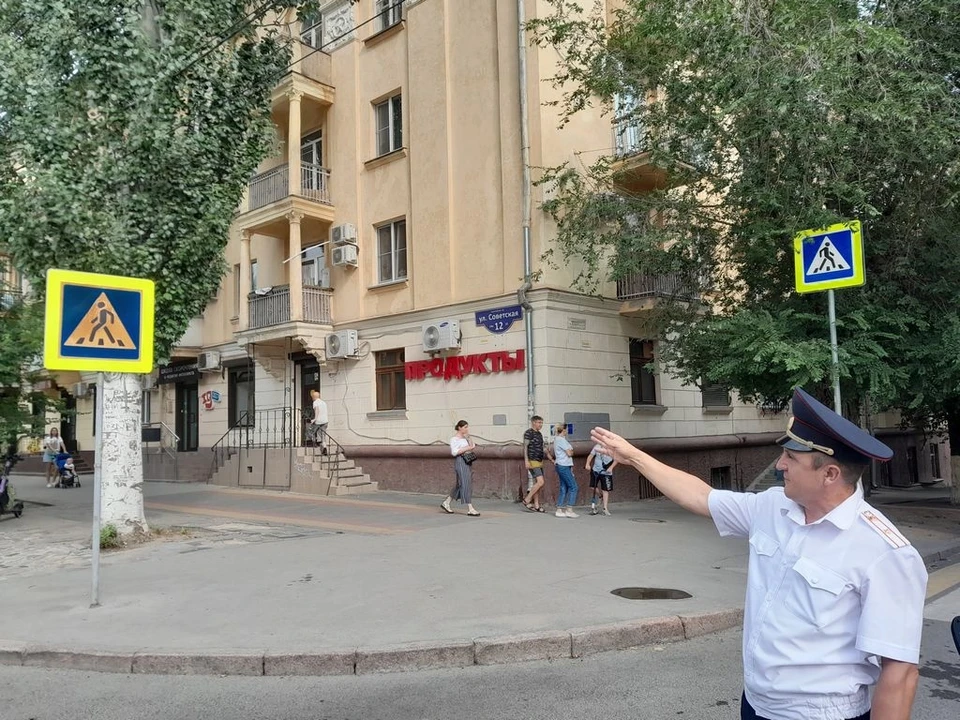 Ветки деревьев прячут знаки у мэрии. Фото: ГУ МВД России по Волгоградской области.