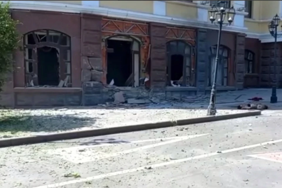 Возле гостиницы «Донбасс Палас» погибла 49-летняя женщина. Фото: Скриншот видео РИА «Новости»