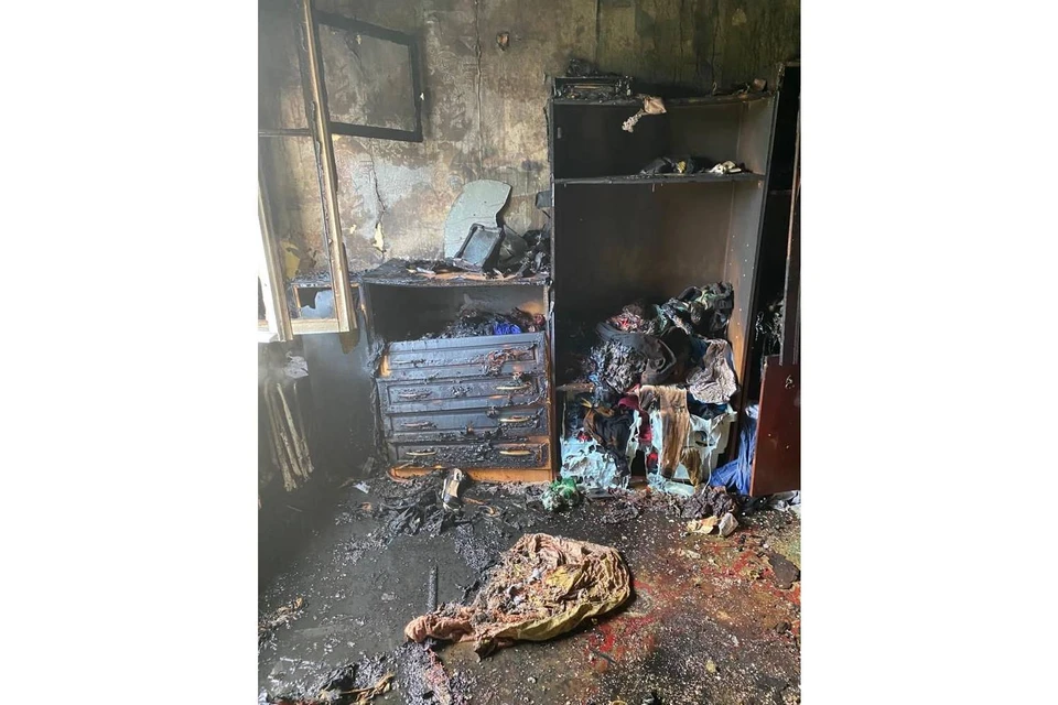 Двух женщин, четырех детей и собаку спасли из горящей квартиры в Ангарске