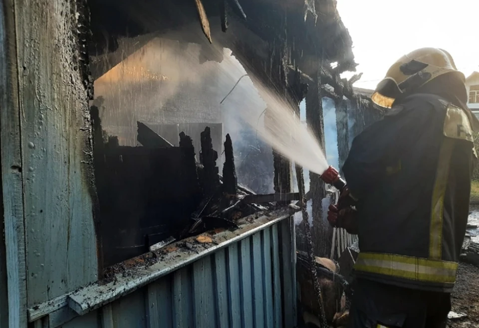 В Смоленске 17 спасателей тушили пожар в частном жилом доме. Фото: пресс-служба ГУ МЧС по Смоленской области.