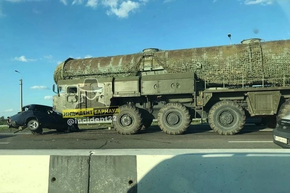 В ГИБДД по Алтайскому краю рассказали подробности ДТП с военной машиной на трассе «Барнаул-Новосибирск». Фото: Инцидент Барнаул