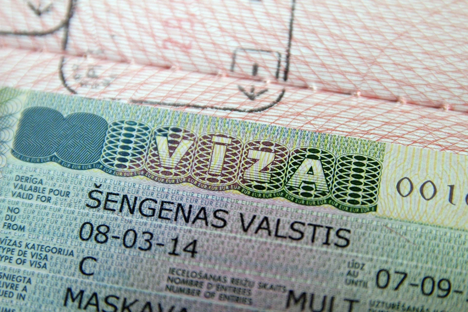 Власти Латвии заявили, что с 5 августа прекращена выдача виз гражданам России. В посольстве республики в Москве сослались на ситуацию в мире.