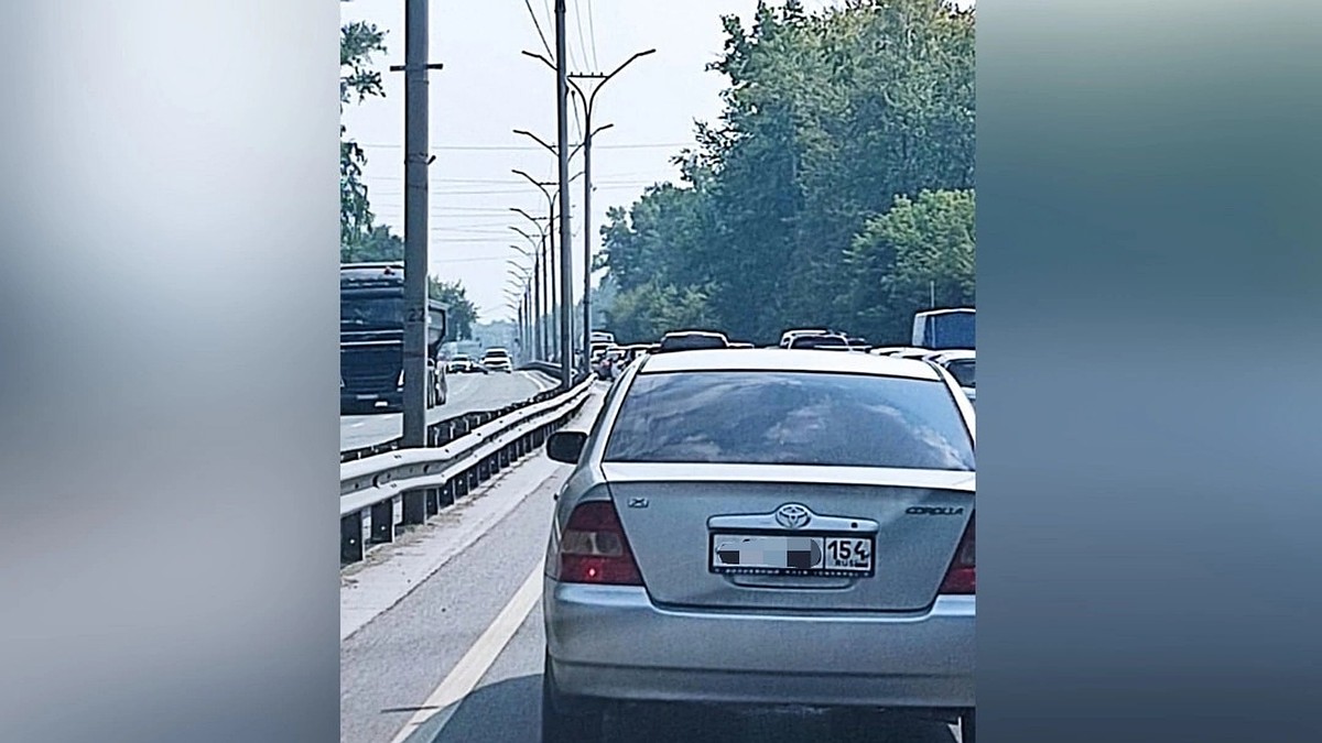 Новосибирцы встали в километровые пробки из-за аварии на Бердском шоссе -  KP.RU